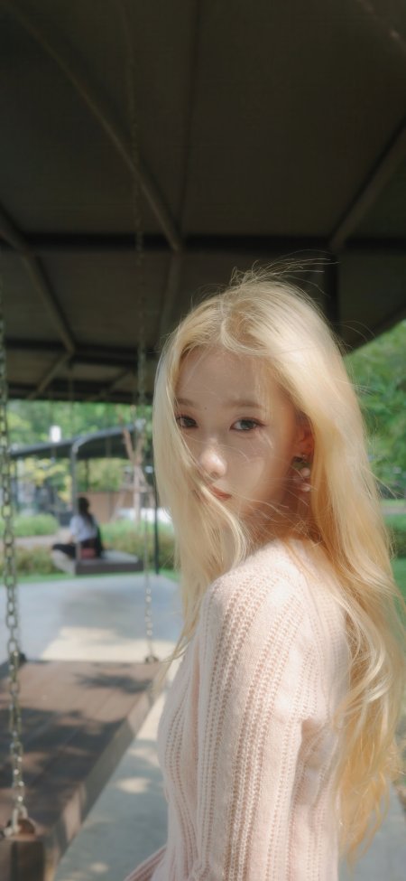 金发美女回眸浅笑暖粉人物摄影手机壁纸