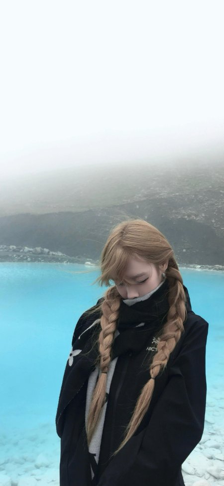 金发双麻花辫美女黑衣围巾蓝湖雾景人物摄影手机壁纸