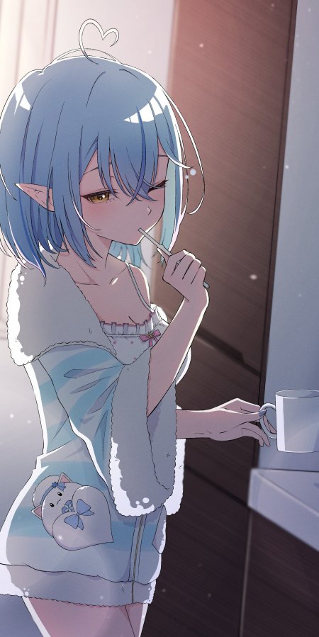 蓝发精灵耳少女穿毛绒睡衣手持马克杯浅粉紫动漫手机壁纸