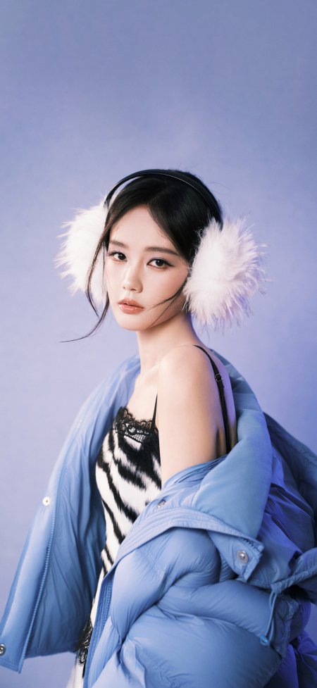 李一桐戴白色毛绒耳罩穿蓝羽绒服黑蕾丝内搭紫蓝背景明星大咖手机壁纸