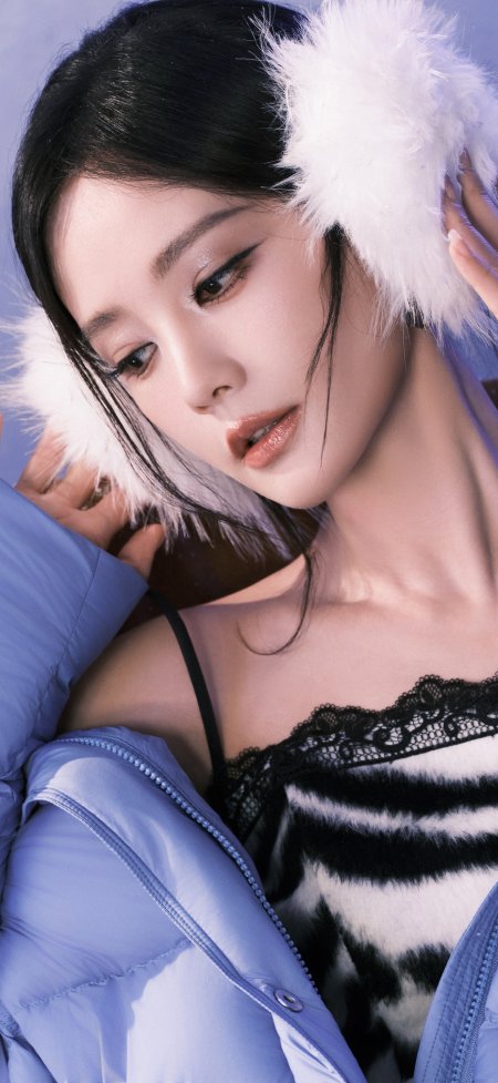 李一桐戴白色毛绒耳罩穿浅蓝羽绒服黑蕾丝内搭冷调明星手机壁纸