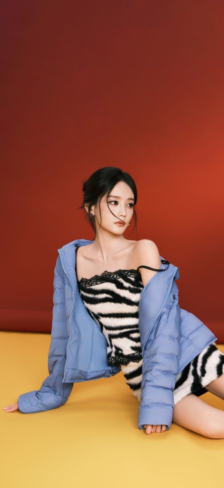 李一桐蓝衣斑马纹抹胸坐姿暖红黄明星大咖手机壁纸