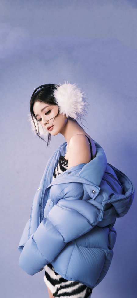 李一桐蓝羽绒服白毛耳罩紫灰背景明星手机壁纸