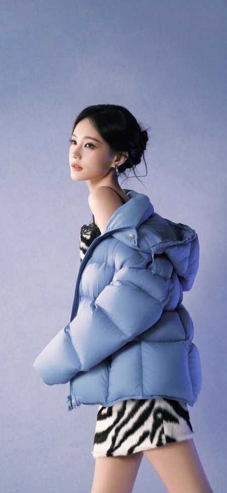 李一桐蓝羽绒服斑马纹短裙侧身回眸蓝紫调明星手机壁纸