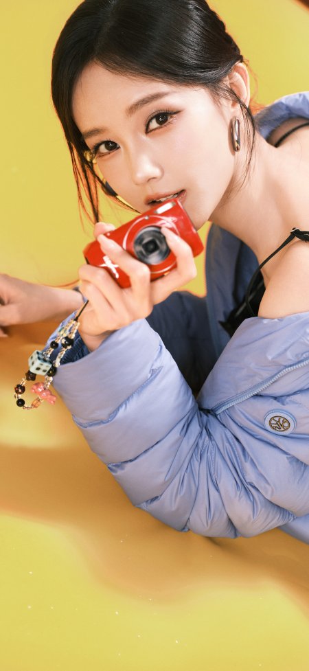 李一桐手持红色相机蓝衣黄背景明星大咖手机壁纸