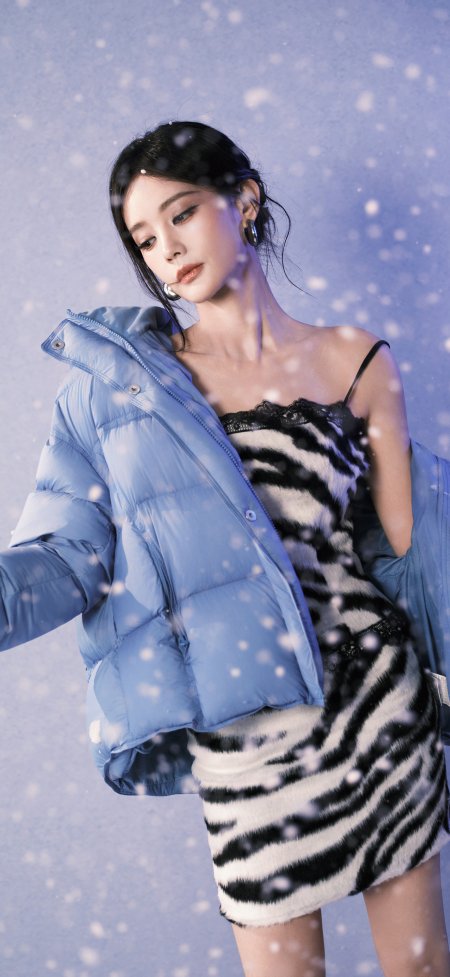 李一桐蓝羽绒外套斑马纹裙雪景蓝紫明星手机壁纸