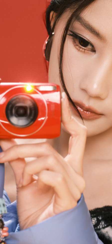李一桐手持红色相机特写暖红明星大咖手机壁纸