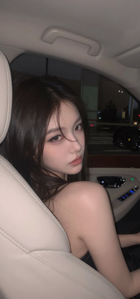 美女车内回眸浅笑暖灰人物摄影手机壁纸