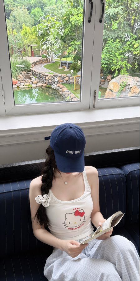 美女戴棒球帽读书记白背心蓝灰条纹裤窗景自然风人物摄影手机壁纸