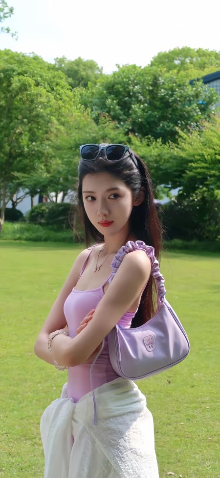 美女长发紫衣白裙绿茵草地暖光人物摄影手机壁纸
