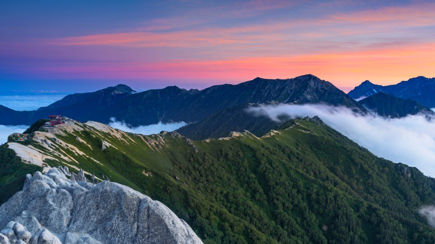 日本阿尔卑斯山脉云海日出粉紫渐变风景电脑壁纸