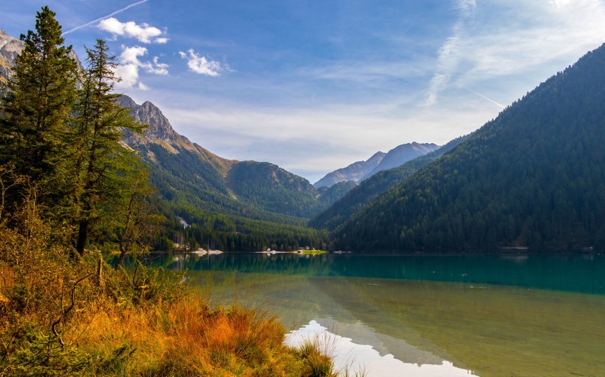 阿尔卑斯山湖倒影翠绿湖水蓝白风景电脑壁纸