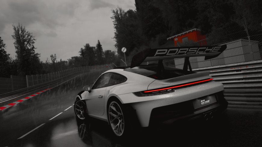 保时捷911GT3RS白色超跑雨中赛道疾驰红尾灯暗灰汽车电脑壁纸