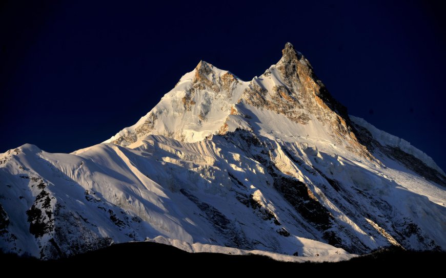 雪山巍峨峰顶金光映照蓝白风景电脑壁纸