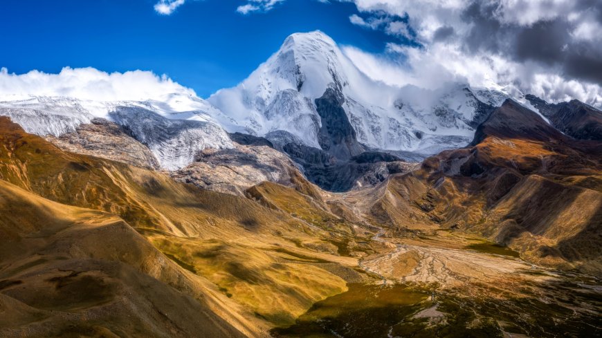 雪山巍峨云绕峰顶蓝白金黄风景电脑壁纸