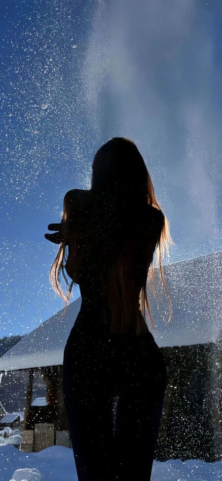 雪中长发女子背影剪影蓝白冷调人物摄影手机壁纸