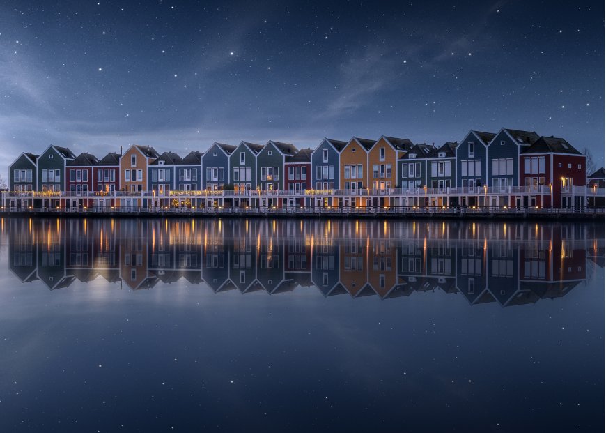 彩色滨水住宅群星夜倒影蓝紫风景电脑壁纸