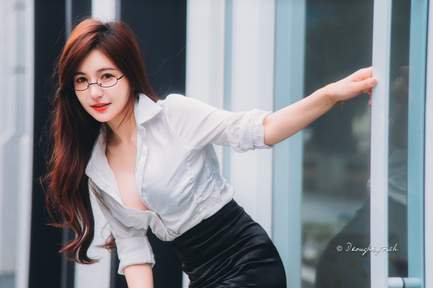 戴眼镜红发美女白衬衫黑裙暖调人物摄影电脑壁纸