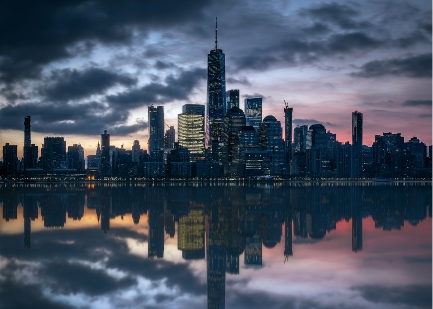 纽约曼哈顿天际线夜景倒影蓝紫粉城市建筑电脑壁纸