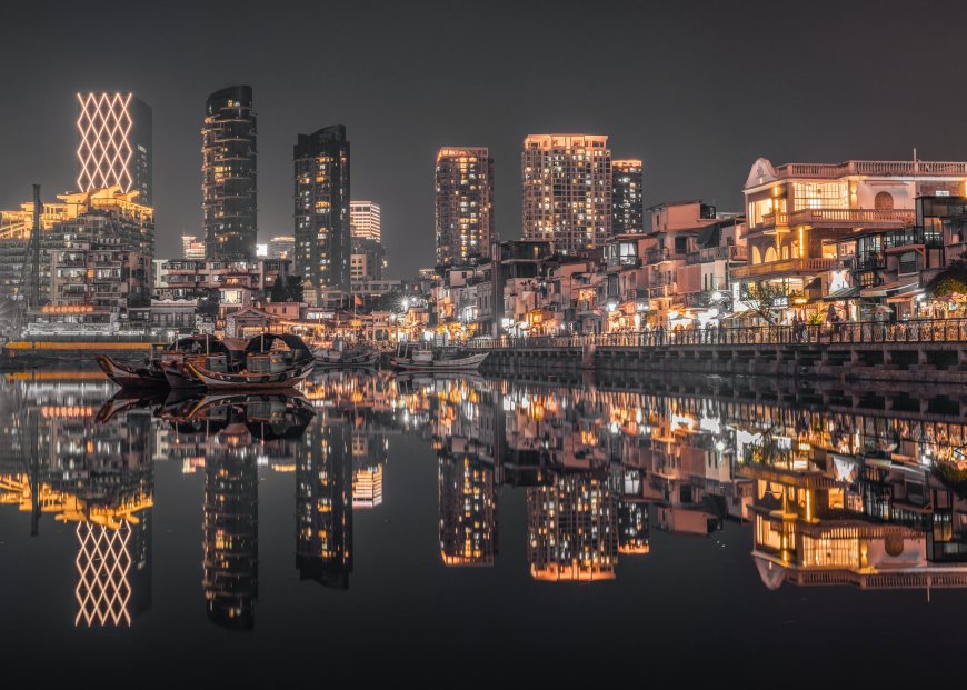 厦门沙坡尾夜景灯火辉煌倒影如画暖金城市建筑电脑壁纸
