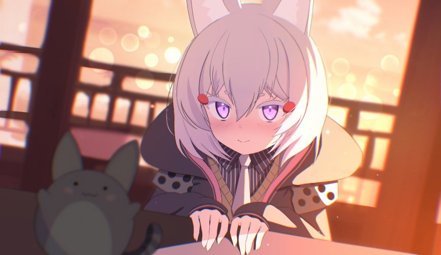兔耳银发紫瞳少女倚桌凝视暖橙动漫电脑壁纸