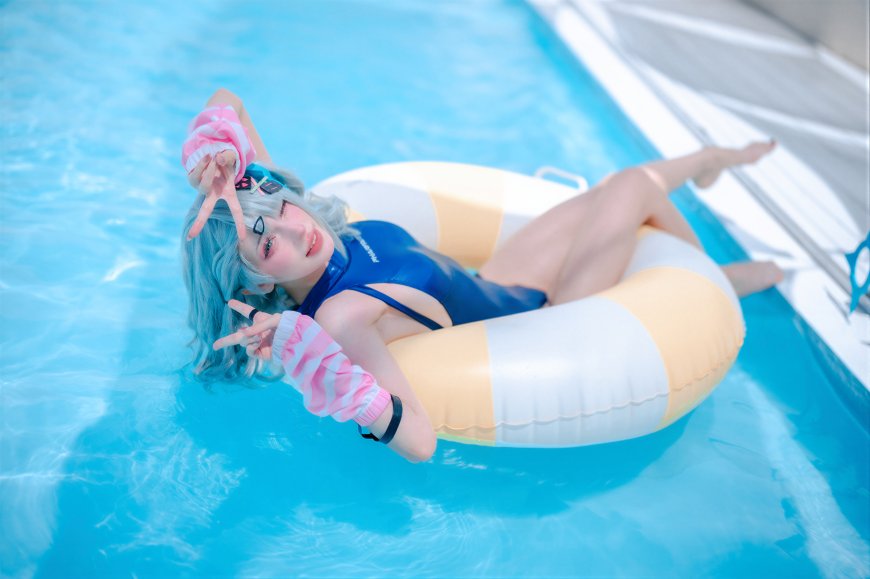 夏日活力Cosplay少女泳池漂浮比耶粉蓝二次元人物摄影电脑壁纸