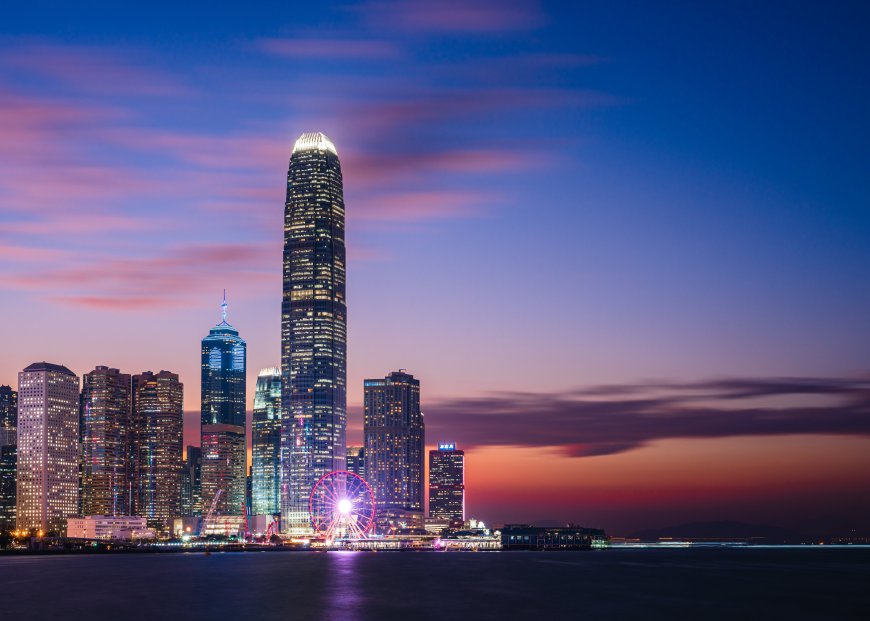 香港国际金融中心夜景璀璨紫蓝城市建筑电脑壁纸