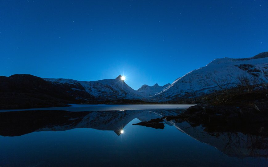 雪山湖泊月光倒影深蓝星空自然风景电脑壁纸
