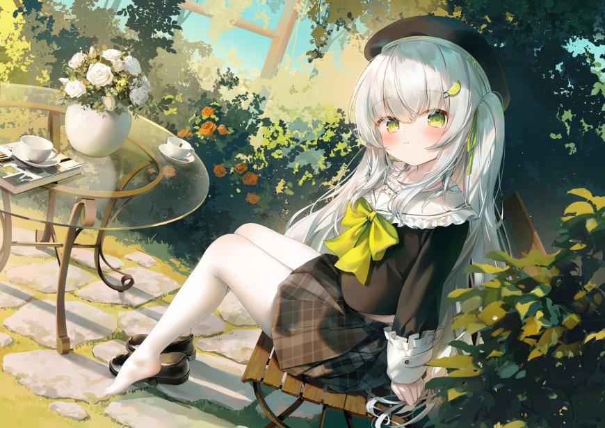 银发绿瞳少女花园休憩黄绿清新动漫电脑壁纸