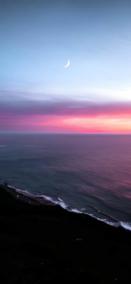 海面日落余晖映月弯钩粉紫渐变风景手机壁纸
