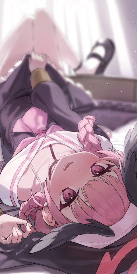 粉色双马尾少女躺卧微笑粉紫动漫手机壁纸