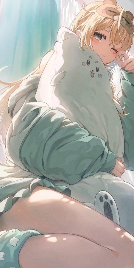 金发少女抱猫玩偶蓝眸微暖绿动漫手机壁纸
