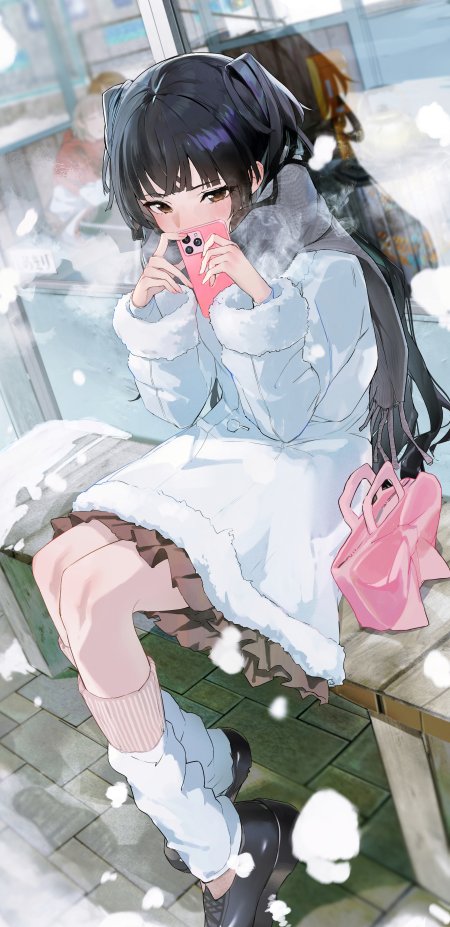 黑发双马尾少女雪中持粉手机蓝白暖调动漫手机壁纸