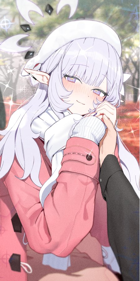 银发精灵耳少女粉衣微笑暖粉动漫手机壁纸
