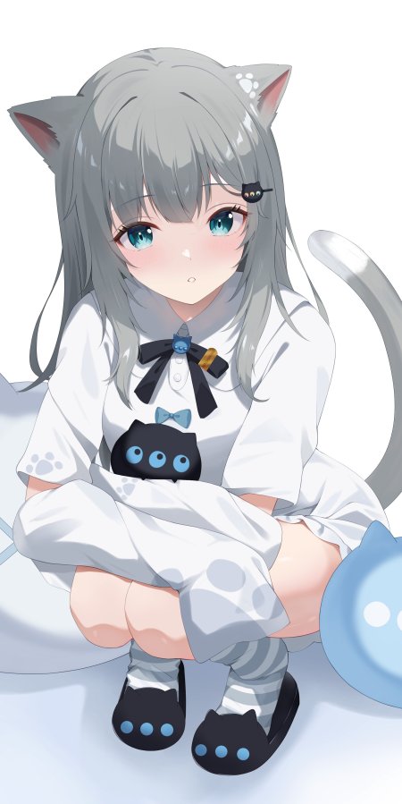 银发蓝眼猫耳少女抱黑猫玩偶白裙灰袜萌系动漫手机壁纸