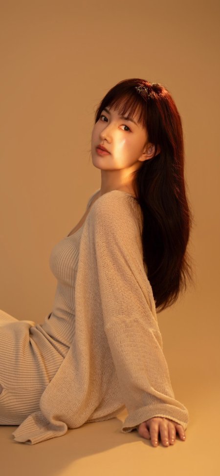 长发齐刘海美女浅灰针织衫暖金人物摄影手机壁纸