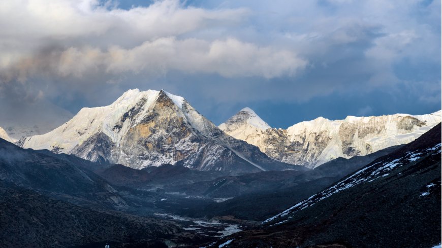 喜马拉雅山脉雪峰巍峨云海缭绕蓝灰自然风景电脑壁纸