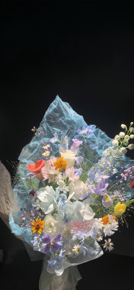缤纷花束蓝纱包裹白粉蓝紫花卉植物手机壁纸