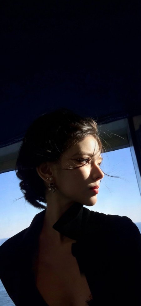 侧颜美女黑衣珍珠耳饰逆光蓝调人物摄影手机壁纸