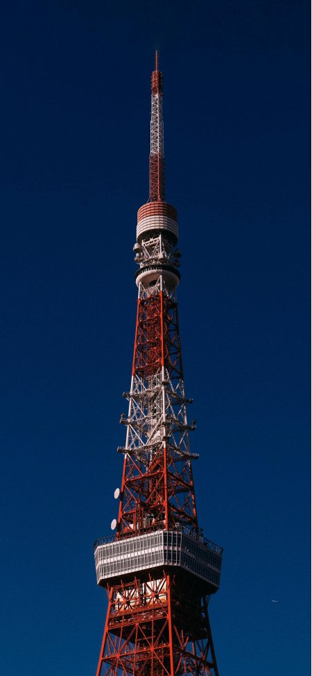 东京塔红白钢结构高耸入云深蓝天空建筑手机壁纸