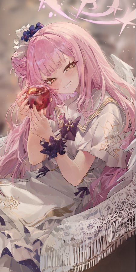 粉色长发少女手持红酒杯微笑粉紫动漫手机壁纸