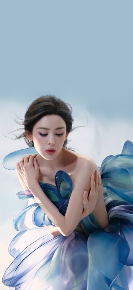 古力娜扎蓝纱裙女神闭眼轻抚肩头蓝紫渐变明星手机壁纸