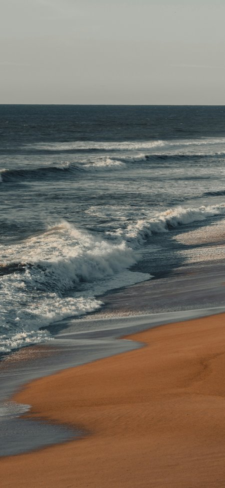 海浪拍岸白沫翻涌金褐沙滩蓝灰自然风景手机壁纸