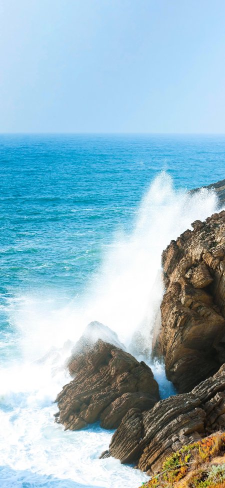 海浪拍击嶙峋礁石蔚蓝海岸自然风景手机壁纸