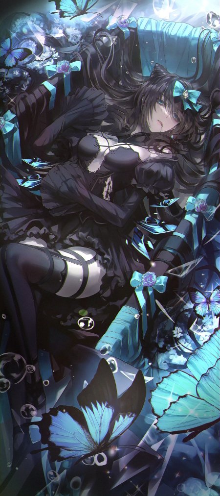 黑发蓝瞳少女躺卧水晶蝴蝶环绕蓝紫梦幻动漫手机壁纸