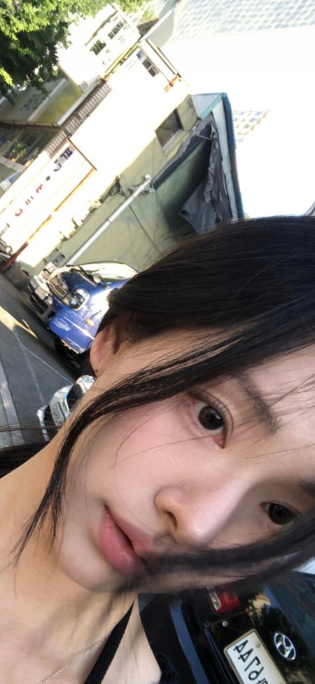 黑发美女街头自拍暖光人物摄影手机壁纸