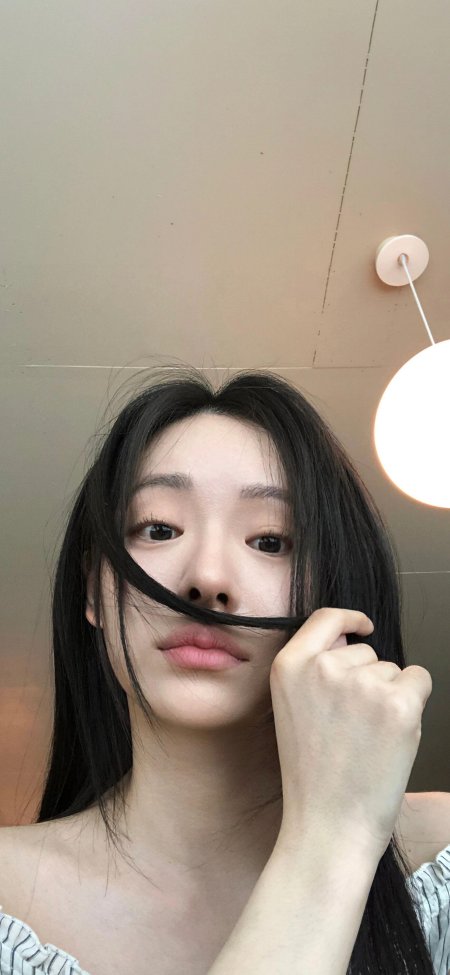 黑长直美女拨发遮唇淡妆裸肩美女暖米人物摄影手机壁纸