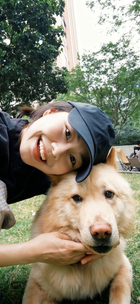 美女戴蓝帽搂金毛犬狗狗草地微笑暖绿萌宠人物摄影手机壁纸