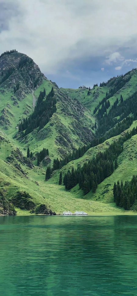 天山天池碧水青山松林倒影翠绿风景手机壁纸