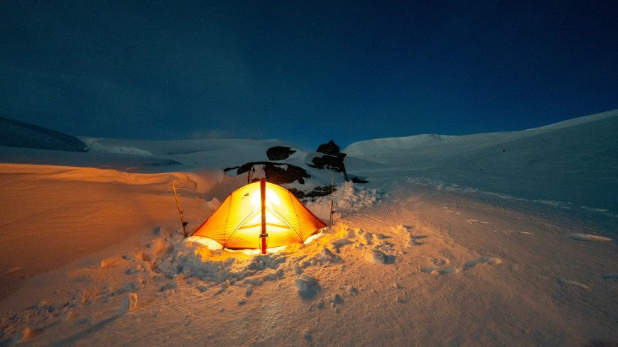 雪地帐篷暖光映照夜空深蓝自然风景电脑壁纸